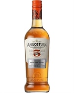 Guldfarvet flaske med rødt etikette, Angostura 5 år Superior Gold